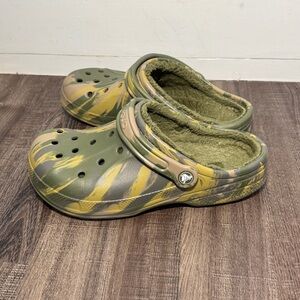 Crocs camo green classic slip on shoes men's size 7 women's size 9